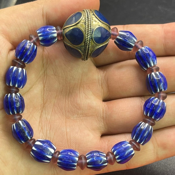 Charmant millésime de perles de verre Chervan bleu antique avec des pierres en laiton médiévales insère une grosse perle Beau bracelet de taille réglable fait à la main