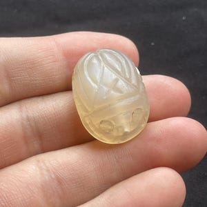 Bellissimo antico amuleto egiziano con scarabeo in agata bianca, intaglio, timbro con sigillo di bestia