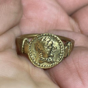 Wunderbare Vintage atemberaubende Gold Vergoldung Messing Einzigartige Ring mit der großen Alexander King kleine Münze an der Spitze