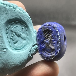 Belle perle de timbre de sceau en taille-douce en lapis lazuli du Proche-orient avec impression