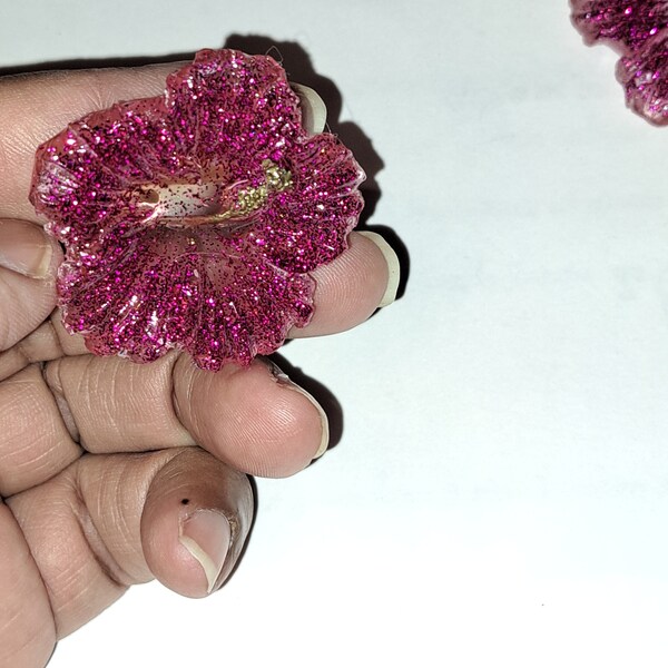 Broche fleur hibiscus en résine époxy