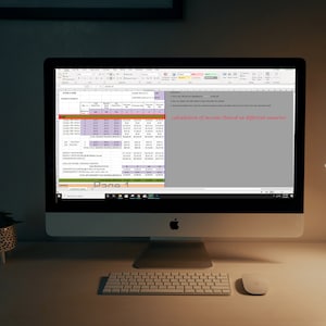 Può includere: Uno schermo di computer che mostra un foglio di calcolo con il titolo "calcolo del reddito (in base a diversi scenari)". Il foglio di calcolo contiene colonne per diverse fonti di reddito, spese e percentuali. Il foglio di calcolo è in uno schema di colori grigio chiaro con accenti viola e verdi.