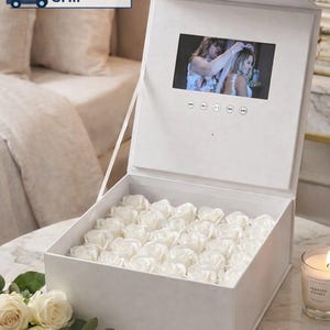 Caixa de memórias em vídeo personalizada com rosas artificiais – Dia das Mães