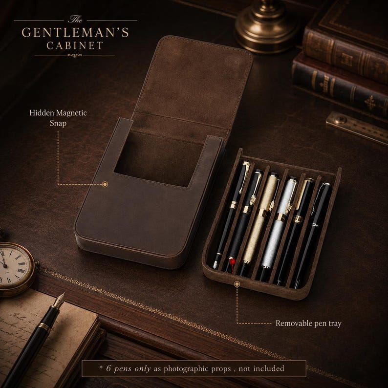 Pode incluir: Um estojo de couro castanho para canetas com tampa que inclui um fecho magn&eacute;tico oculto e um tabuleiro remov&iacute;vel. O texto The Gentleman's Cabinet &eacute; vis&iacute;vel no topo. O estojo foi concebido para seis canetas usadas como adere&ccedil;os fotogr&aacute;ficos.