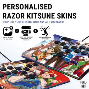 Pu&ograve; includere: Una skin personalizzata Razer Kitsune Hitbox con un design anime colorato in stile manga con personaggi di un gioco di combattimento. La skin &egrave; progettata per essere applicata a un controller Razer Kitsune Hitbox. L'immagine mostra la skin che viene applicata al controller. Il testo "KOALA ART" &egrave; visibile nell'angolo in basso a destra dell'immagine.