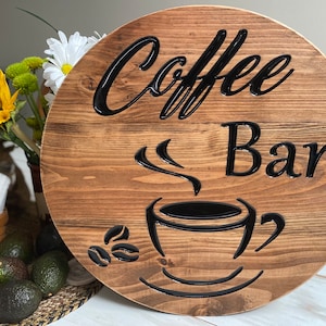 Personalisiertes Coffee Bar Schild: Rundes Kiefernholz mit Resin-Inlay