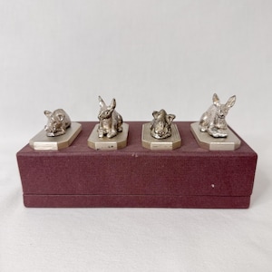 Set di 4 segnaposto vintage a forma di animali. Portanome in metallo pesante. Porta biglietti da visita a forma di coniglio e cinghiale.
