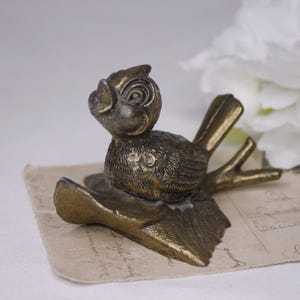 Pájaro pequeño de latón vintage Pájaro cantor Hecho en Italia Pájaro estilo dibujos animados