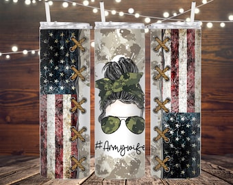 Puede incluir: Tres vasos de acero inoxidable con fondo blanco y un diseño que presenta una bandera estadounidense, un patrón de camuflaje y una mujer con un moño y gafas de sol. El texto "#ArmyWife" está impreso en el vaso de camuflaje.
