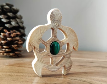 Turtle Deco in oak wood with an inlaid "Malachite" stone, handmade in chamfering