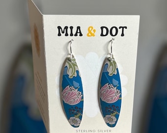 Pendientes largos colgantes de plata de ley hechos a mano con diseño floral.