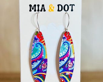 Pendientes largos de plata de ley hechos a mano con diseño abstracto.