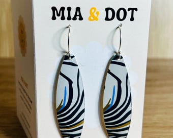Pendientes largos de plata de ley hechos a mano con diseño abstracto.