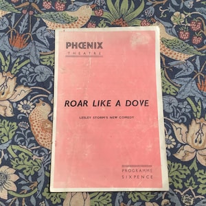 Programme du théâtre London Phoenix, Roar like a Dove, comédie, rose, carrefour carbonisé,