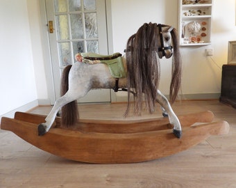 Cavallo a dondolo antico restaurato su misura, inglese prodotto da Lines Bros, grigio dapple, Irlanda, briglia e redini in vera pelle, bilancieri in castagna