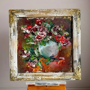 Pintura floral moderna de empasto. Arte original al óleo texturizado de rosas en un jarrón. Decoración rústica romántica para pared. Obra de arte vibrante de diseño para interiores.