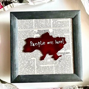 Carte originale symbolique de l'Ukraine Art en résine. Oeuvre d'art murale inhabituelle qui a du sens dans un cadre. Cadeau unique pour la diaspora par un artiste ukrainien.