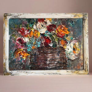 Pintura floral original en empasto. Óleo texturizado: Rosas en cesta. Decoración rústica y romántica para pared. Arte de interiores moderno y vibrante.