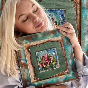 Arte floreale a olio con tecnica mista e carta vintage. Dipinto astratto in resina con cornice. Regalo ucraino unico. Decorazione murale rustica boho originale.