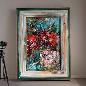Pintura al óleo de empasto brillante. Arte de rosas texturizado en marco artesanal. Decoración floral original para pared. Ramo de flores vibrantes. Regalo único para ella.