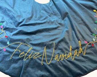 Julgranskjol i vintagestil med broderade julbelysningar och dekorationer