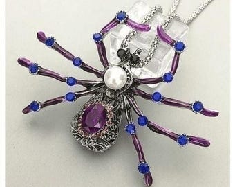 Collar/broche con colgante de araña grande de cristal esmaltado morado/azul