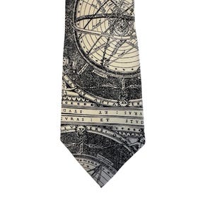 Acme Studios Rob Ryer Cravate en soie Tableau astronomique céleste Cravate artistique 100 % argent
