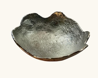 Bol metálico texturizado moderno, centro de mesa decorativo escultórico de estilo brutalista.