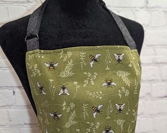 Apron / Women's Apron / Bee Apron / Bee Gift / Housewarming Gift / Bridal Gift / Green Apron / Pocket Apron / Unique Gift / Stylist Apron