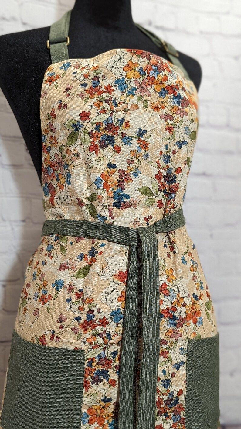 Apron / Women's Apron / Chef Apron / Flower Apron / Housewarming Gift / Bridal Gift / Mother's Day Gift / Apron with Pockets / Unique Gift