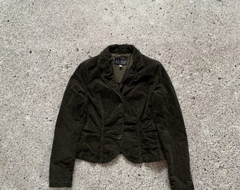 Op de afbeelding: Donker olijfgroene corduroy blazer met een revers en sluiting met drie knopen. De jas heeft twee voorzakken en een getailleerde pasvorm. De merknaam "AJ Armani Jeans" is zichtbaar.