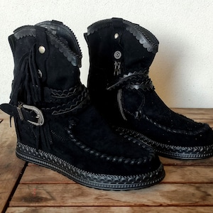 Zwarte boho-enkellaarzen, enkellaarzen met franje, zwarte mocassinlaarzen, zwarte hippielaarzen, Indiase zwarte laarzen, zwarte platformenkellaarzen