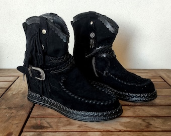 Schwarze Wildleder-Plateau-Stiefeletten aus Stoff mit Fransen. Cowboy-Damenstiefel. Blaue Boho-Plateau-Stiefeletten. Hippie-Stiefeletten mit Fransen