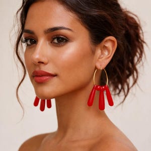 Aros dorados minimalistas con cuentas de vidrio rojo, pendientes de aro dorados llamativos en rojo, aros dorados elegantes con elementos rojos llamativos