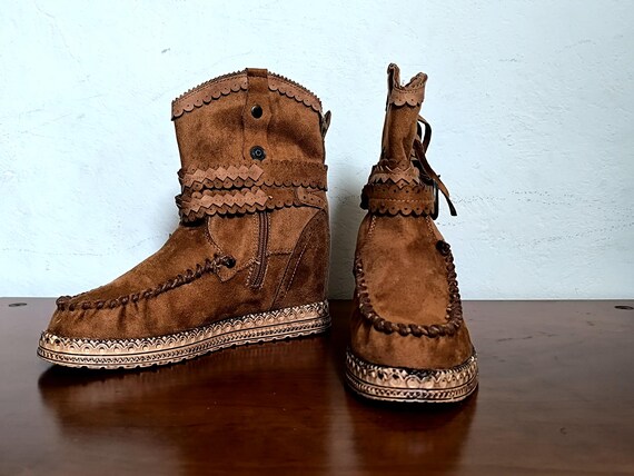 Malu Shoes Stivaletto donna indianini marrone scamosciati con frange zeppa MARRONE - Scarpe Stivaletti Donna 35,00