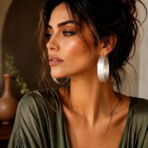 Pendientes de aro grandes de plata martillada, ganchos de plata 925, aros anchos llamativos, aros anchos estilo boho, aros boho extragrandes