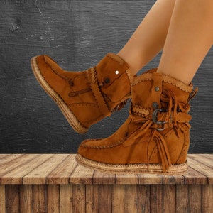 Camel fabric suede mocassin platform ankle boots with fringes Cowboy woman boots Boho brown platform ankle boots Hippy booties with fringes