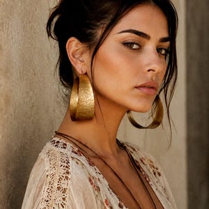 Orecchini vistosi ovali in ottone di grandi dimensioni, orecchini boho audaci, cerchi rustici martellati, cerchi moderni in bronzo, orecchini etnici