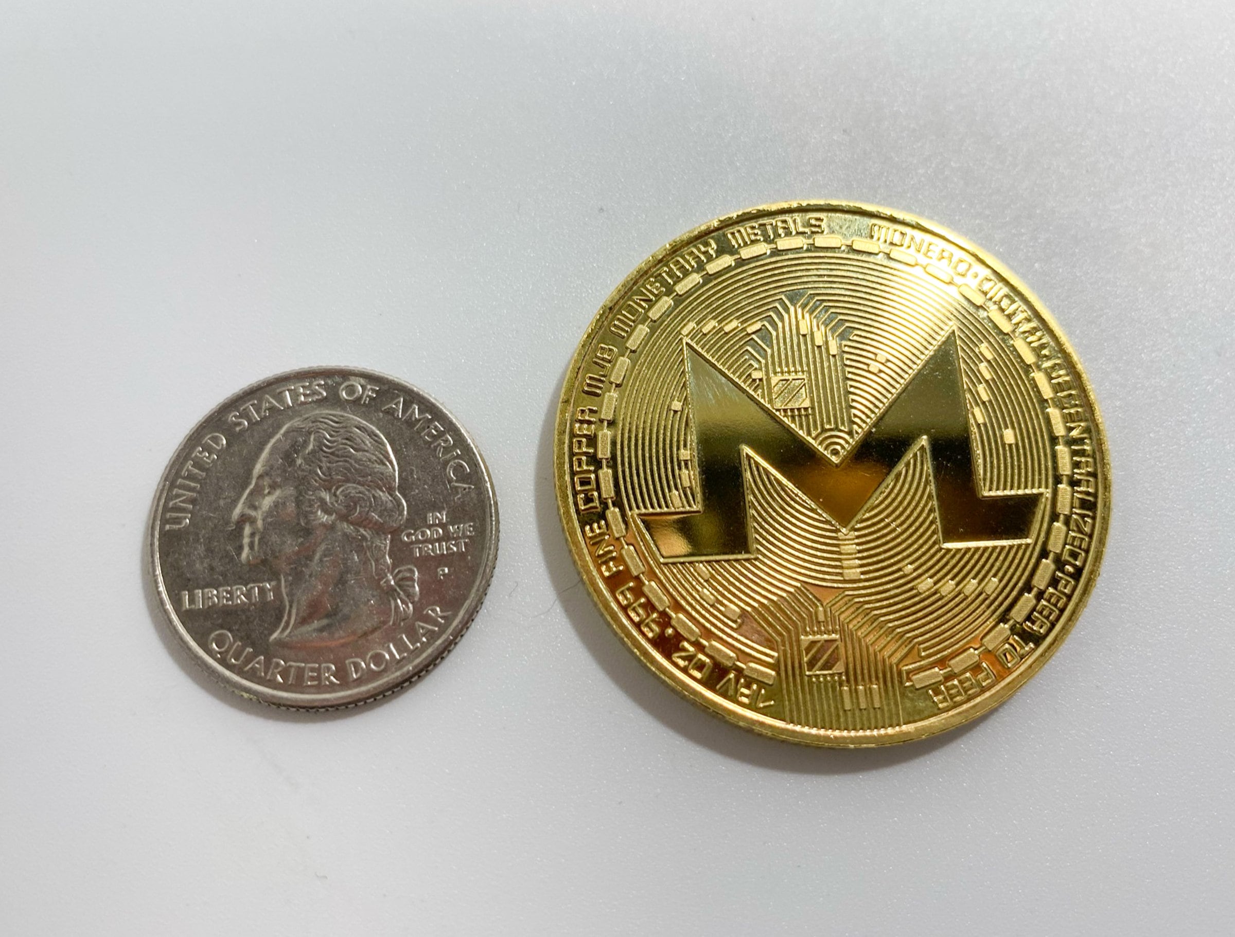 Monero XMR Münze Ständer Kryptowährung Silber Gold BTC vergoldet Display Weiß 