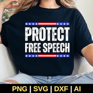 Puede incluir: Camiseta negra con las palabras "PROTECT FREE SPEECH" en letras blancas. El texto está enmarcado por un diseño de rayas azules y rojas con estrellas blancas. La parte inferior de la imagen muestra el texto "PNG | SVG | DXF | AI".