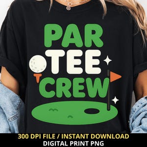 Op de afbeelding: Zwart T-shirt met een golf-thema ontwerp. Het ontwerp bevat de woorden "PAR TEE CREW" in groen en wit, een golfbal, tee en een green met een vlag. Het shirt heeft ook een golfbaan ontwerp.