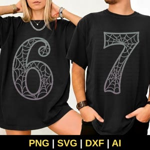 Könnte beinhalten: Zwei schwarze T-Shirts, eines mit der Zahl 6 und das andere mit der Zahl 7, beide mit einem Spinnennetz-Design. Die T-Shirts werden von zwei Personen getragen. Der untere Teil des Bildes zeigt den Text "PNG | SVG | DXF | AI".