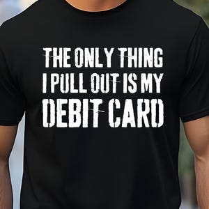 A única coisa que eu tiro é meu cartão de débito. Humor engraçado sobre a vida de casado, citação sarcástica sobre o marido, piada para casamento, camiseta para presente masculino.