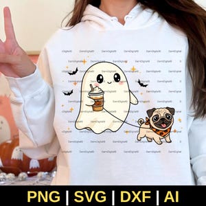 Może przedstawiać: Biała bluza z kapturem z uroczym duchem trzymającym filiżankę kawy i mopsa w bandanie. Duch i mops są połączone smyczą. Projekt zawiera nietoperze i gwiazdy. Na dole obrazu znajduje się tekst "PNG | SVG | DXF | AI".