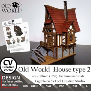 Op de afbeelding: Een lasergesneden houten model van een huis met twee verdiepingen, een rood pannendak, een stenen basis en een houten balkon. Het model bevat een schoorsteen, trap en gedetailleerde raamkozijnen. Tekst op de afbeelding: Old World House type 2.