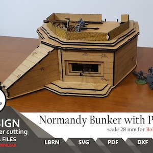 Pode incluir: Um modelo de madeira cortado a laser de um bunker da Normandia com um canhão antitanque Pak40, apresentando uma rampa, uma fenda de disparo central e uma plataforma superior com soldados em miniatura. O texto diz Normandy Bunker with Pak40.