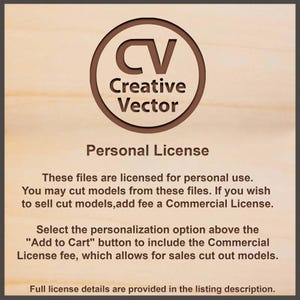 Pu&ograve; includere: Un grafico quadrato su uno sfondo con venature del legno chiare, caratterizzato da un logo circolare marrone con il testo CV Creative Vector. Sotto, il testo recita Personal License, spiegando che i file sono per uso personale.
