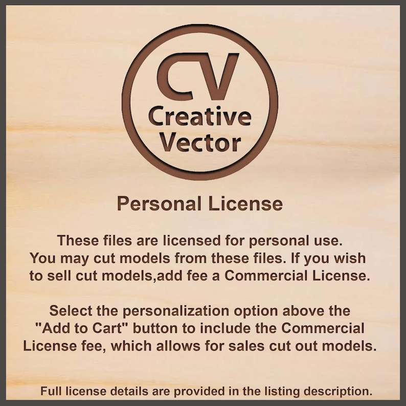 Pu&ograve; includere: Un grafico quadrato su uno sfondo con venature del legno chiare, caratterizzato da un logo circolare marrone con il testo CV Creative Vector. Sotto, il testo recita Personal License, spiegando che i file sono per uso personale.
