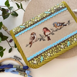 Compact organizer with zipper, for storing embroidery project, hand-embroidered product, travel organizer, organizer with birds