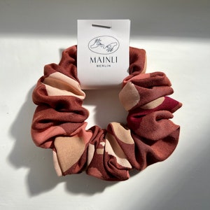 Retro Fashion Print Scrunchie in Brown Grey